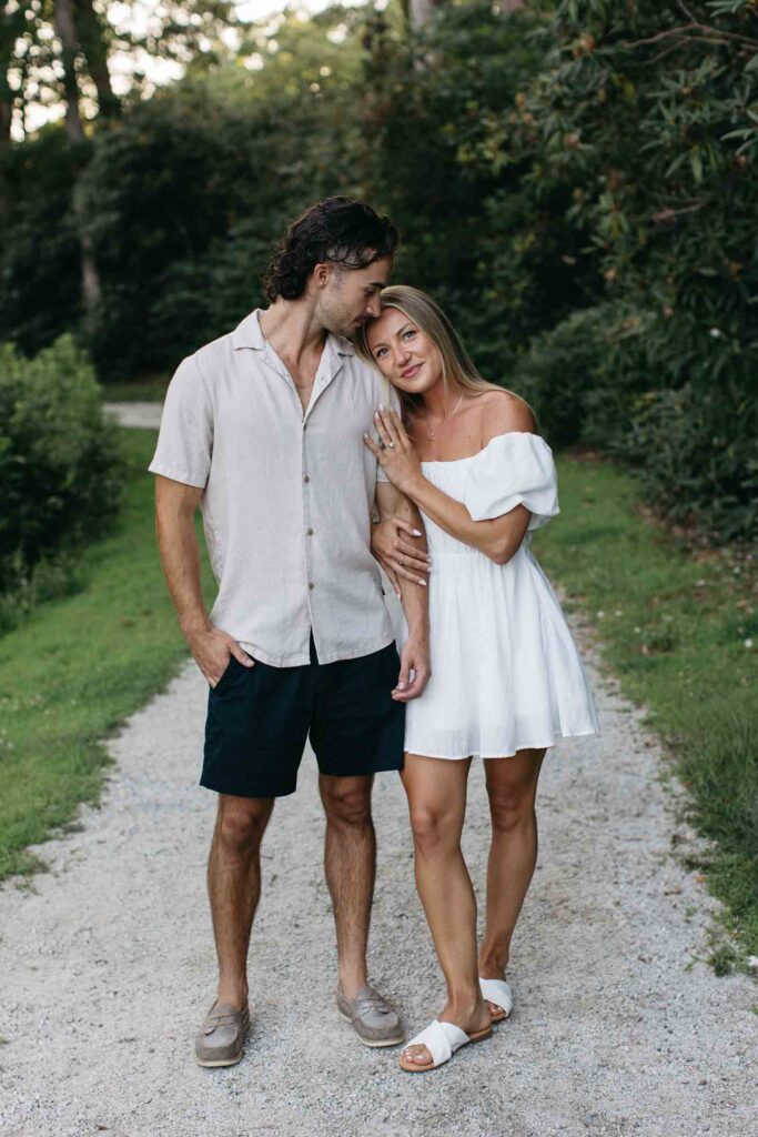 What to wear for your engagement photos | Summer casual engagement photo outfit ideas