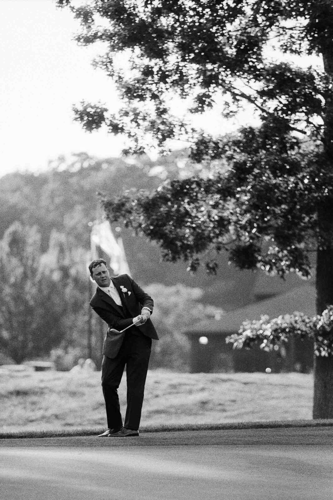 Groom putts at Renaissance Golf Club Wedding
